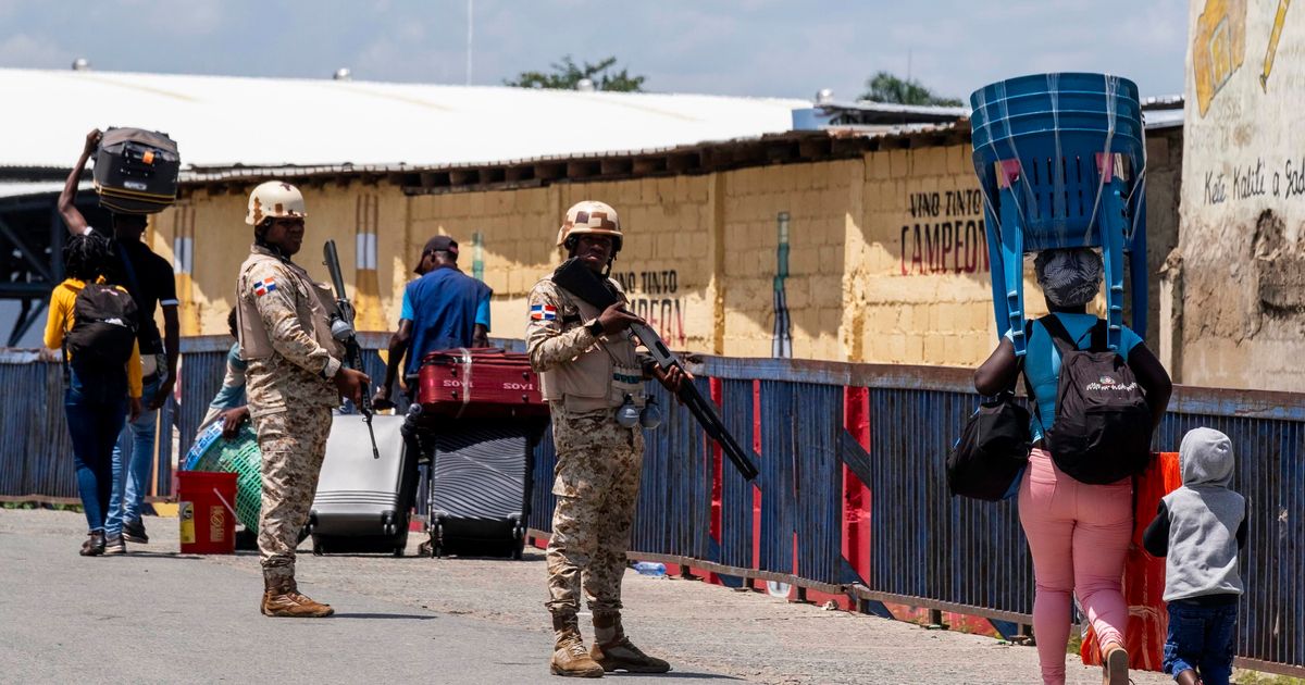 The Dominican Republic closes all its borders with Haiti in a dispute over the canal 2025