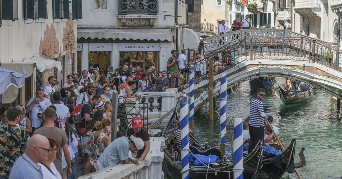 Venice begins to charge entrance fees to visitors